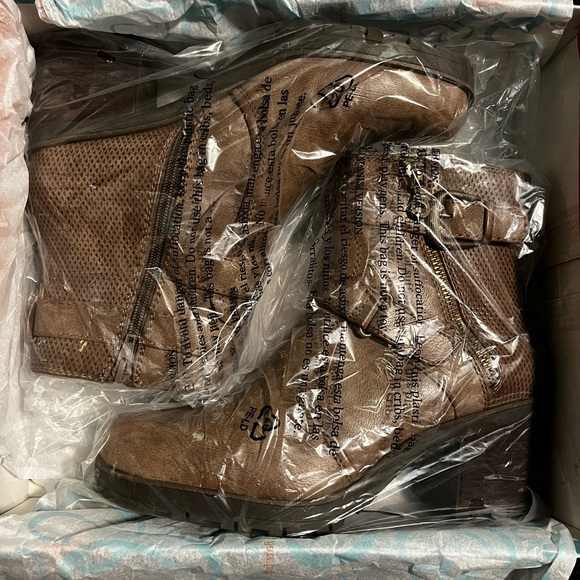 BareTraps Towanda Mushroom Booties with Buckle Detail. Size 8.5 - Picture 8 of 11